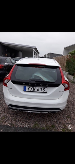Volvo V60 Cross Country 2 of 3