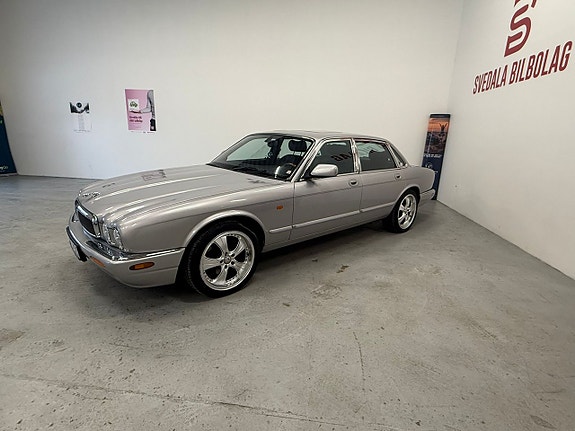 Jaguar XJ 3 of 15