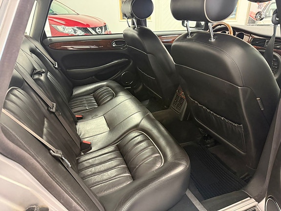 Jaguar XJ 9 of 15