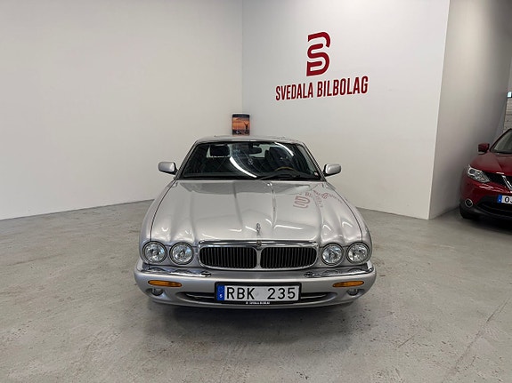 Jaguar XJ 2 of 15