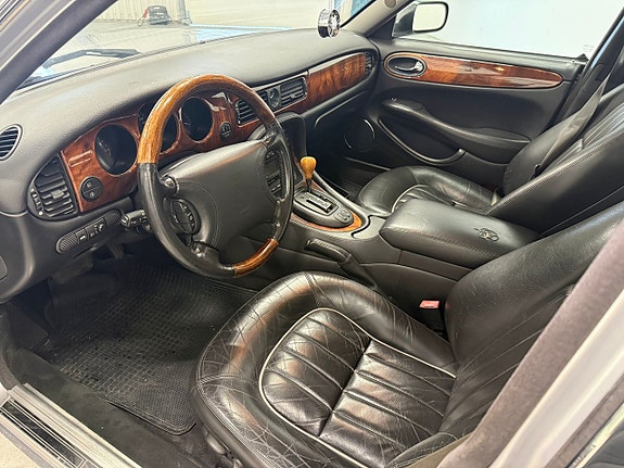 Jaguar XJ 7 of 15