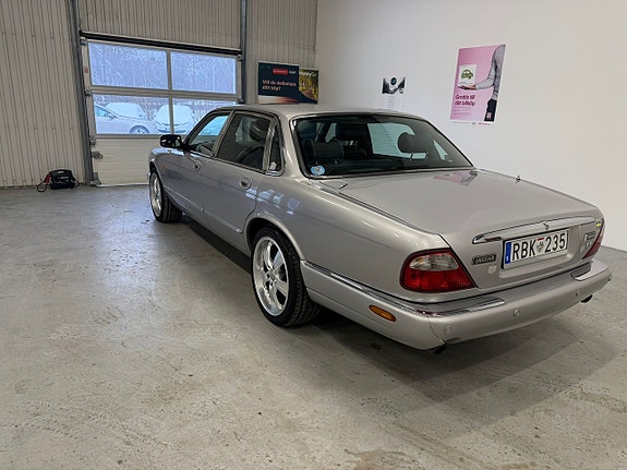 Jaguar XJ 4 of 15