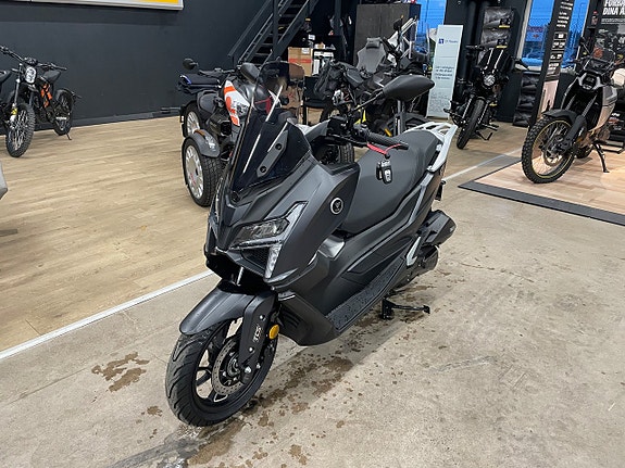 Voge SR1 125cc 2 of 6