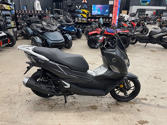 Voge SR1 125cc 4 of 6