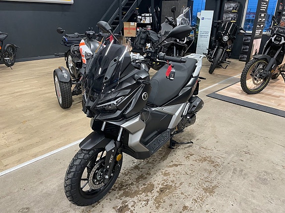 Voge SR1 ADV 125cc 2 of 5