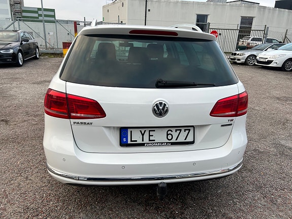 Volkswagen Passat 13 of 17