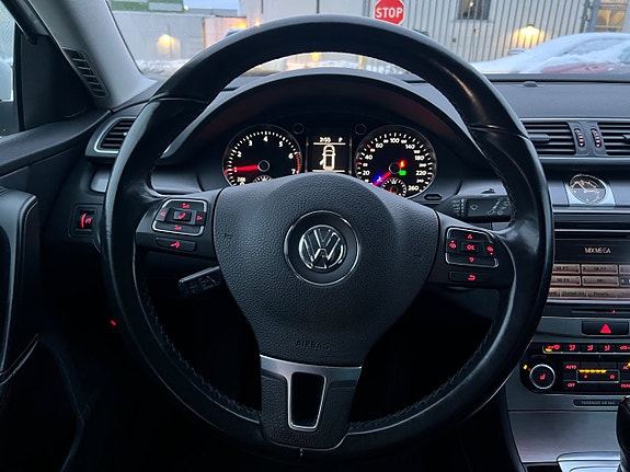 Volkswagen Passat 9 of 17