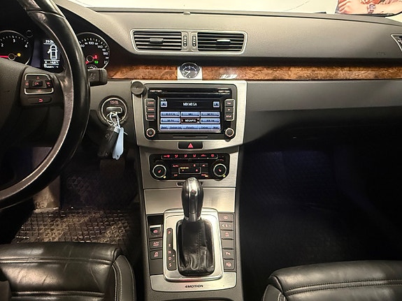 Volkswagen Passat CC 16 of 26