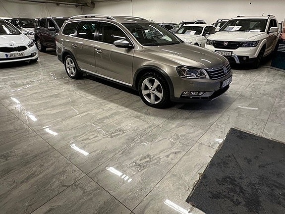 Volkswagen Passat Alltrack 2 of 5
