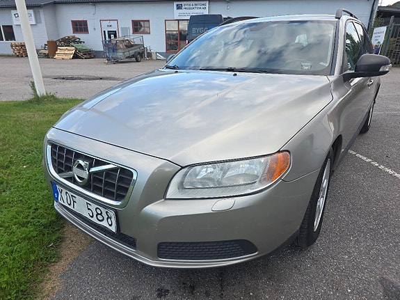 Volvo V70 3 of 5