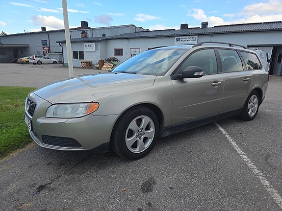 Volvo V70 2 of 5