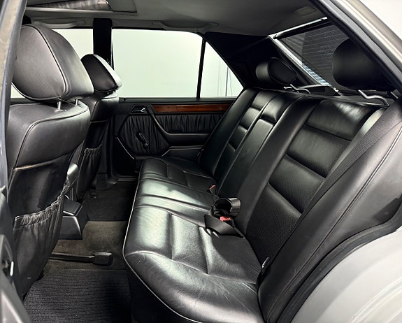 Mercedes-Benz E320 11 of 17