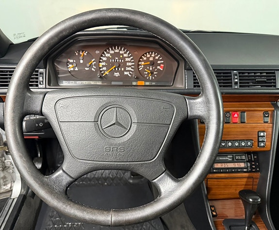 Mercedes-Benz E320 12 of 17