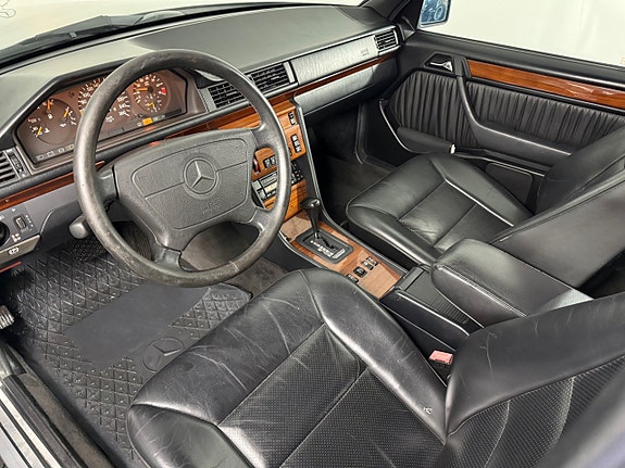 Mercedes-Benz E320 9 of 17