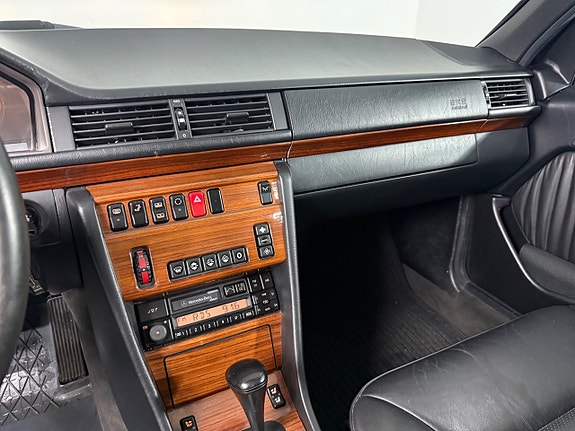 Mercedes-Benz E320 13 of 17
