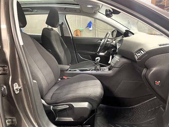 Peugeot 308 SW 13 of 15