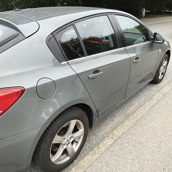 Chevrolet Cruze 2 of 6