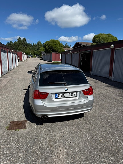 BMW 320i 2 of 8