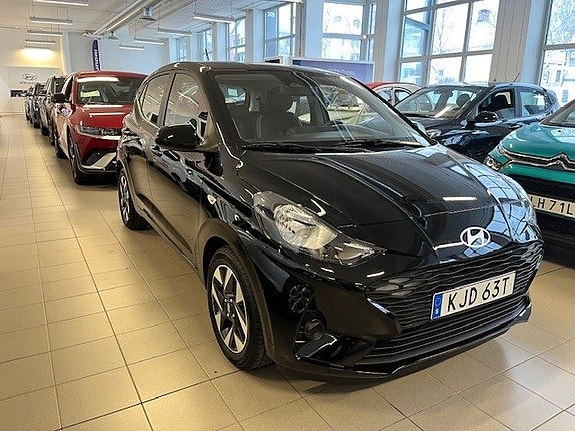Hyundai i10 2 of 5