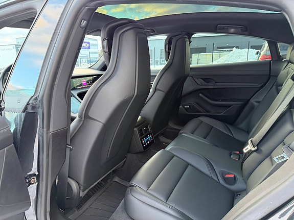 Porsche Taycan 4S 7 of 17