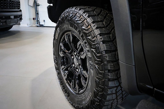 Chevrolet Silverado EV 9 of 30
