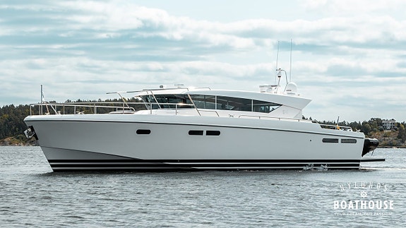 Delta 54 IPS | 3x Volvo Penta IPS600 22 of 30