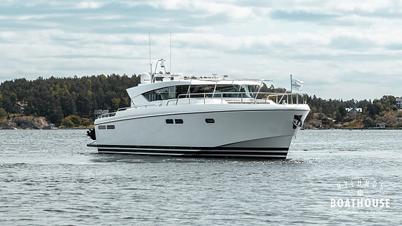 Delta 54 IPS | 3x Volvo Penta IPS600 28 of 30