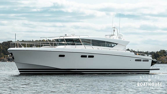 Delta 54 IPS | 3x Volvo Penta IPS600 2 of 5