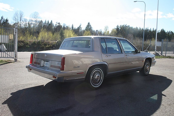 Cadillac Deville 5 of 15