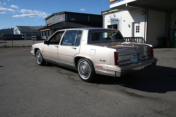 Cadillac Deville 2 of 15