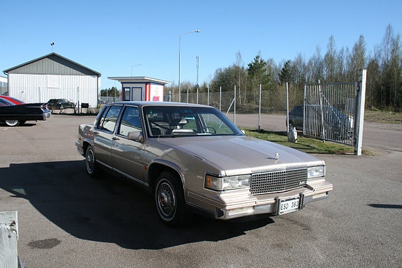 Cadillac Deville 4 of 15