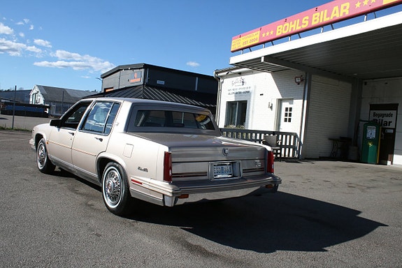 Cadillac Deville 8 of 15