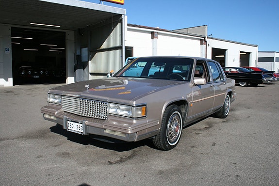 Cadillac Deville 6 of 15