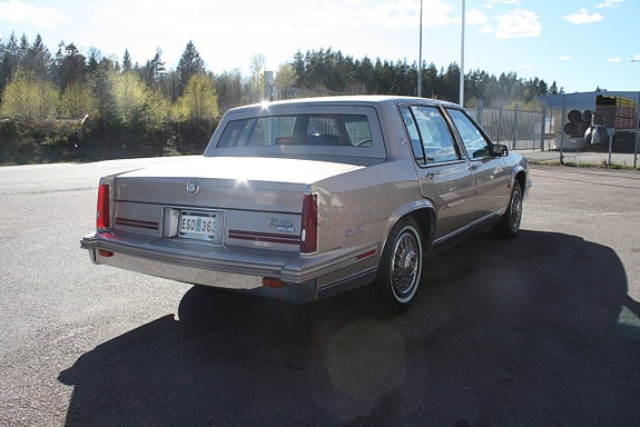 Cadillac Deville 3 of 15