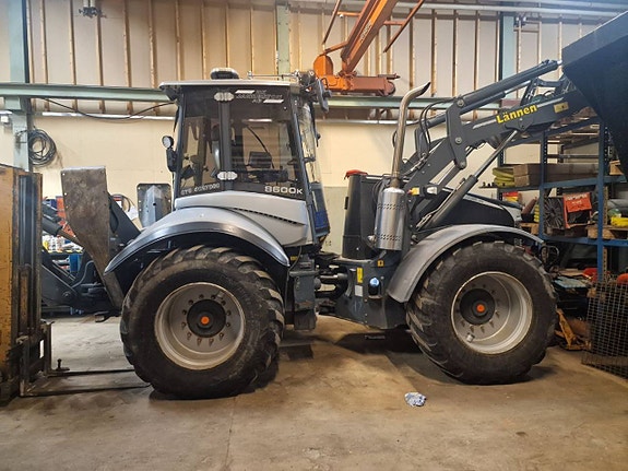 Lännen 8600K Traktorgrävare – 2017 – Engcon S45 med grip – k