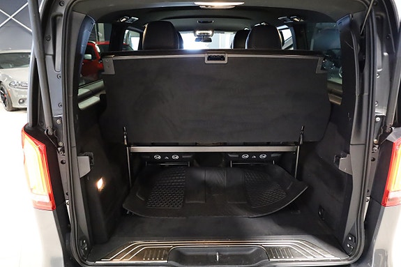 Mercedes-Benz V250 9 of 13