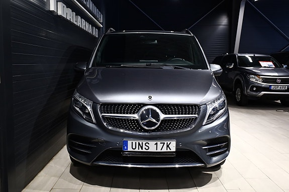 Mercedes-Benz V250 2 of 5