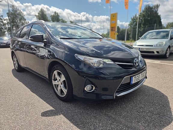 Toyota Auris 2 of 5