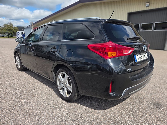 Toyota Auris 4 of 5