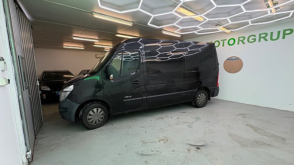 Nissan NV400 2 of 5