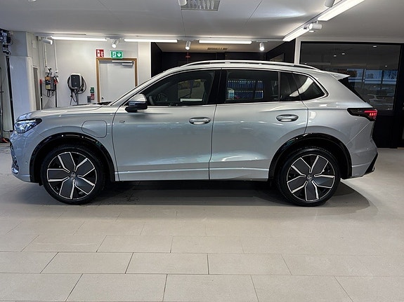 Volkswagen Tiguan 3 of 5
