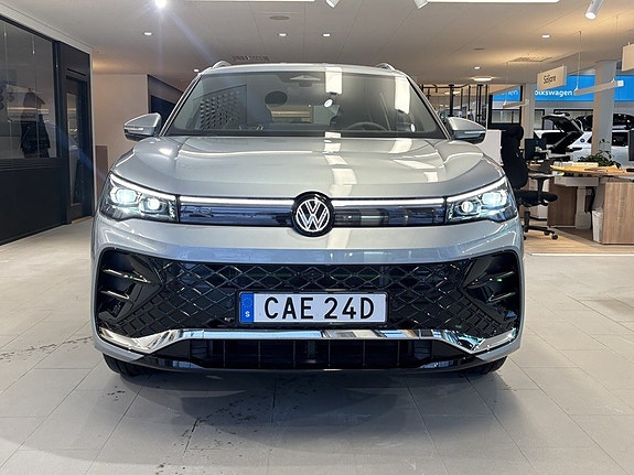 Volkswagen Tiguan 2 of 5