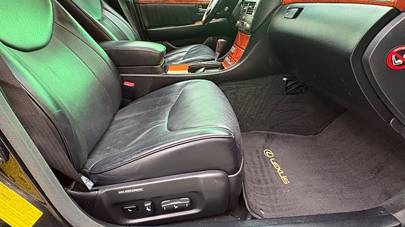 Lexus LS600h L 24 of 30