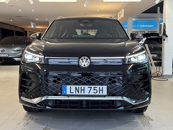 Volkswagen Tiguan 2 of 5