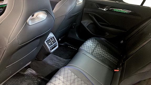 Volkswagen Passat 12 of 14