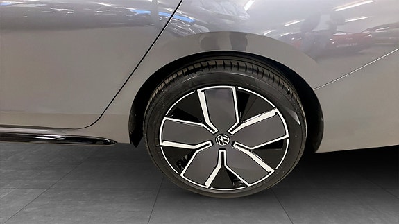 Volkswagen Passat 6 of 14