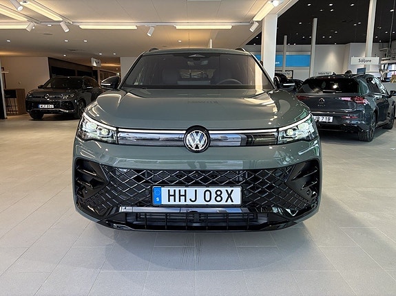Volkswagen Tiguan 2 of 5
