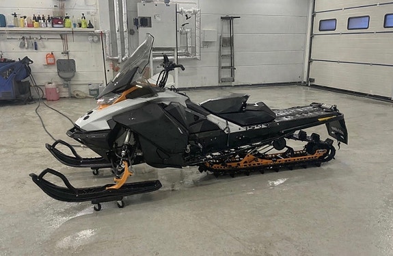 Ski-Doo Summit sp 850 E-Tec 154” Summit sp 850 E-Tec 154” 2 of 2