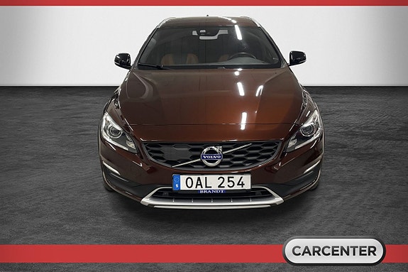 Volvo V60 Cross Country 2 of 5