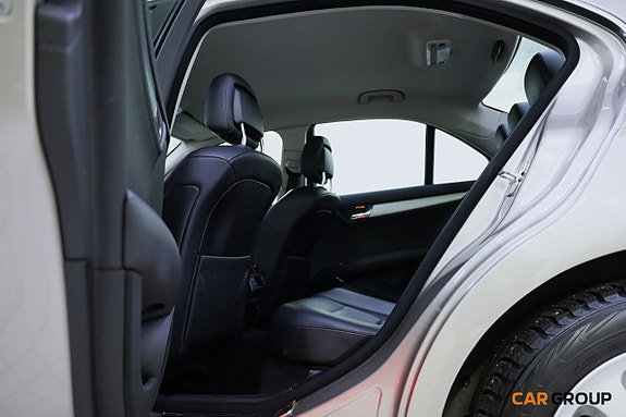 Mercedes-Benz C350 15 of 19